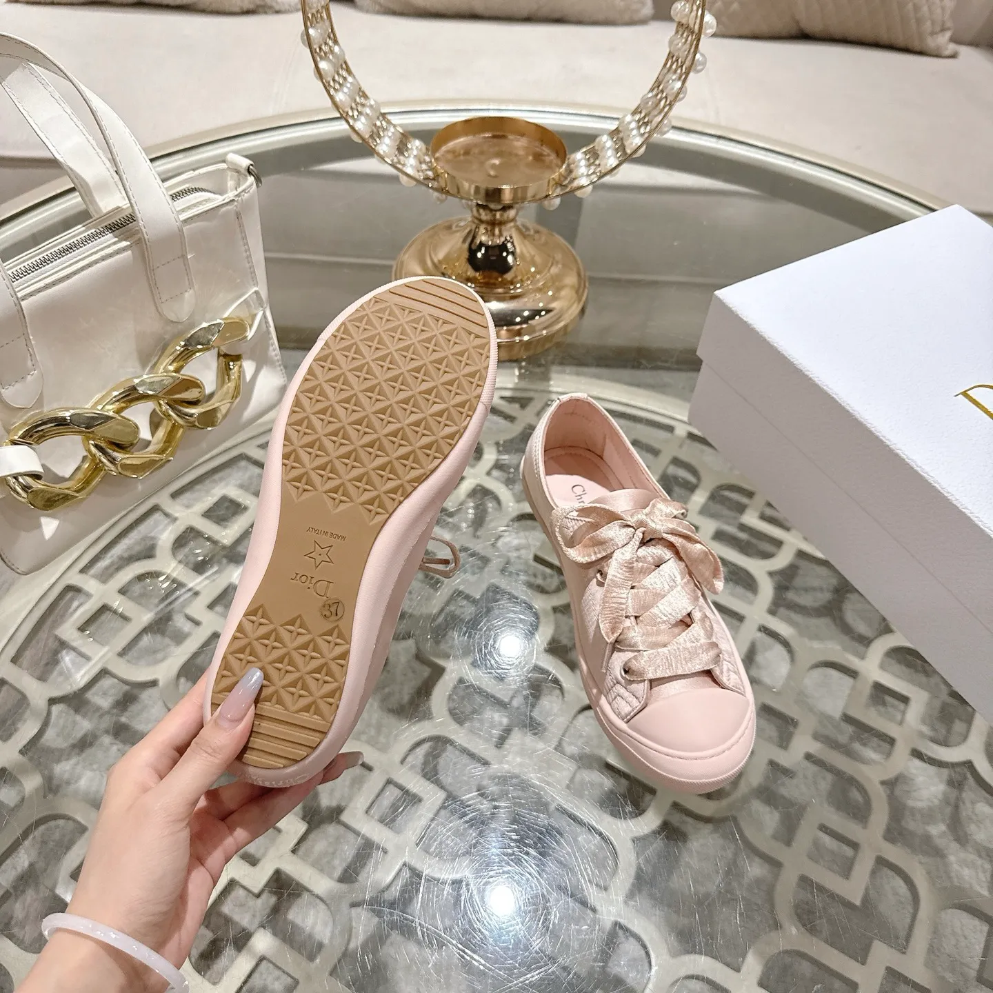 👟👟Ex-factory price 520👟👟 DIOR Dior's 2025 latest lucky satin casual shoes thin-soled shoes. Many celebrity Internet celebrities planted Chanristian Dior logo buckles. The designer really understands the needs of girls in summer. This new product Lucky thin-soled shoes are as cute as her name. The thin sole + shallow mouth design makes the whole pair of shoes very light and easy to wear. Fabric: Satin with wide satin laces of the same color. They are so beautiful that they are speechless in the sun. The soft shoe body looks like stepping on clouds with socks and culottes. It is windy and lazy when walking. It gives you the "effortless" elegance when you take a shot. Outsole: Original molded TPU outsole Size: 35-41 (41 is custom-made and cannot be returned or exchanged)